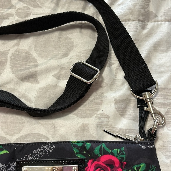 Perfect crossbody for traveling or daily use - Picture 3 of 8